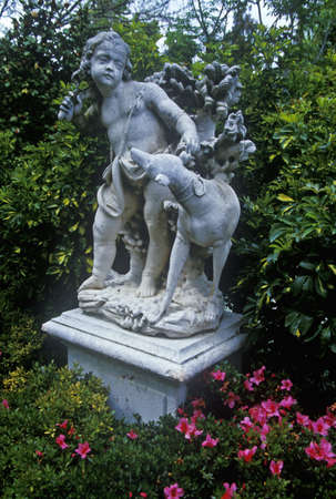 Sculpture of child and lamb, Huntington Library, Pasadena, CAのeditorial素材