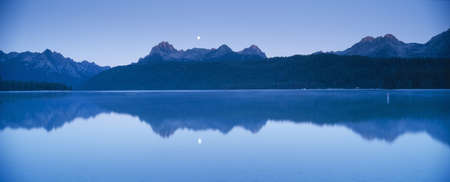 Moonset at sunrise over Redfish Lake and Sawtooth Mountains, Idahoのeditorial素材