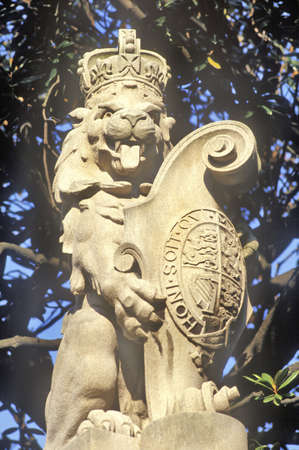 Lion statue in front of the British Embassy, Massachusetts Avenue, Washington, DCのeditorial素材