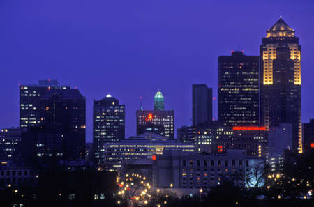 Des Moines Skyline at Night, Iowaのeditorial素材