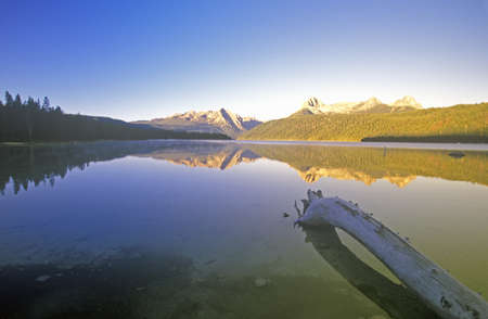 Redfish Lake and Sawtooth Mountains at Sunrise, Idahoのeditorial素材