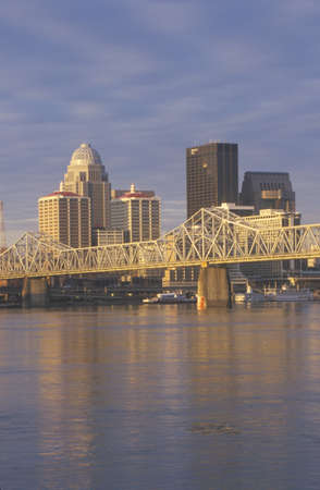 Ohio River and Louisville skyline, KY shot from Indianaのeditorial素材