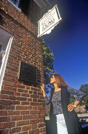 Woman Reading Plaque on Star Spangled Banner Flag House, Baltimore, Marylandのeditorial素材
