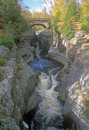 Baptism River flowing into Lake Superior, Tettegouche State Park on Route 61, MNのeditorial素材
