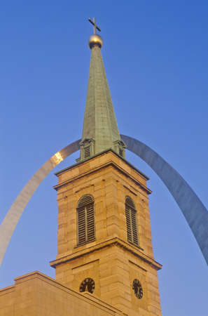 Historic Christ Cathedral Church and St. Louis Arch, MOのeditorial素材