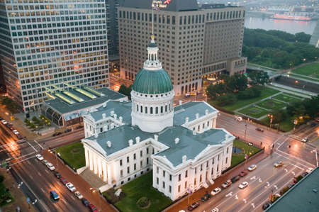 In a misty rain an elevated view of the historical Old St. Louis Courthouse.  The Courthouse was constructed of brick in the Federal style of architecture in 1826 and was the site of the Dred Scott slave decision, St. Louis, Missouriのeditorial素材