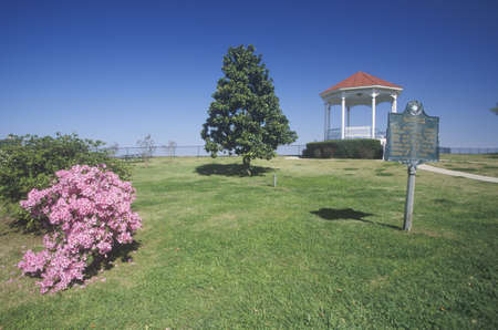 Pink Magnolias in Natchez, MS - sign and gazebo in roadside park overlooking MS Riverのeditorial素材