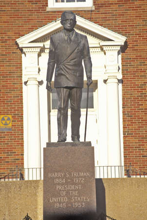 Statue of Harry S. Truman in front of the Jackson County Courthouse, Independence, MOのeditorial素材