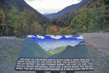 Welcome plaque at entrance of Crawford Notch State Park, NH on Route 112のeditorial素材