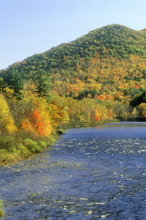 Scenic Route on Kancamagus Highway on the Swift River and the White Mountains, NHのeditorial素材