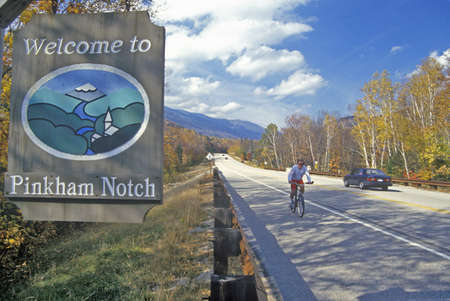 Welcome sign to Pinkham Notch, NH on Route 16 in White Mountainsのeditorial素材