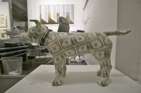 Dog made of money in window of store in New York City, New Yorkのeditorial素材