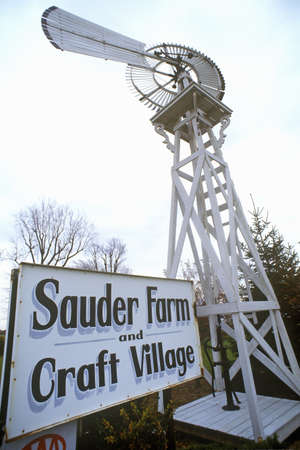 Windmill and sign at entrance to Sauder Farm and Craft Village, OHのeditorial素材