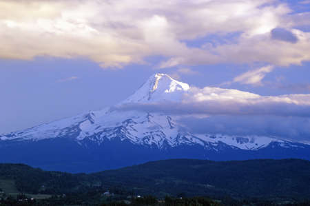 Mt. Hood covered in snow viewed from Portland, ORのeditorial素材