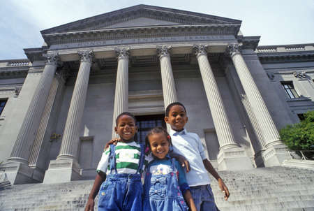 Family of tourists on the steps of the Benjamin Franklin Institute, Philadelphia, PAのeditorial素材