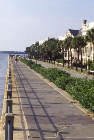 Battery Street and walkway on the waterfront in Charleston, SCのeditorial素材