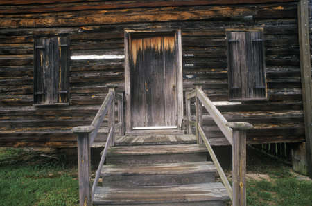 Entrance to log cabin in historic Camden, SCのeditorial素材