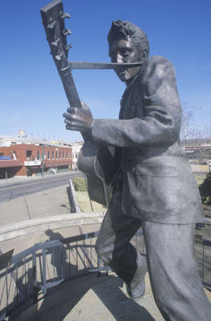 Statue of a young Elvis Presley on Beale Street, Memphis, TNのeditorial素材