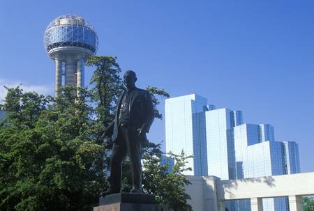 Skyline of Dallas, TX with Reunion Tower, Hyatt Hotel and statue of George Dealeyのeditorial素材
