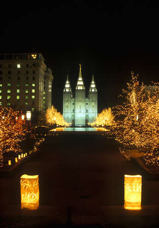 Night display of 'world peace' sculptures during the 2002 Winter Olympics in the Mormon Square, Salt Lake City, UTのeditorial素材
