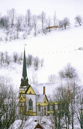 Church with black steeple in winter snow in East Orange, VTのeditorial素材