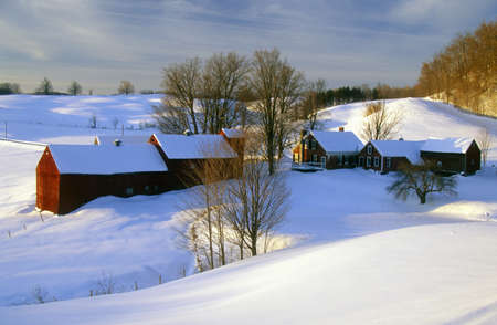 S. Woodstock farm at sunrise in winter snow, VTのeditorial素材
