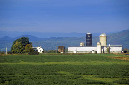 Barn with Adirondacks in background on Scenic Route 22A, VTのeditorial素材