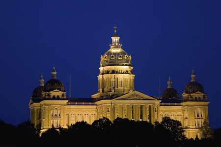 Night shot of Iowa State Capital and dome, Des Moines, Iowaのeditorial素材