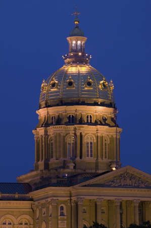 Night shot of Iowa State Capital and dome, Des Moines, Iowaのeditorial素材