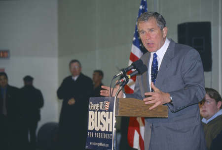 Texas Governor George W. Bush campaigns for the 2000 Republican presidential nomination in Londonderry, New Hampshire, before the state primaryのeditorial素材
