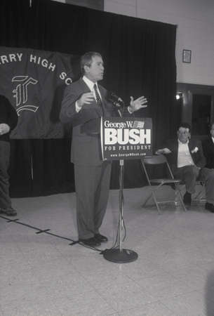 George W. Bush speaking at Londonderry High School, NH, January 2000のeditorial素材