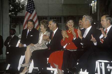 President Ronald Reagan, Mrs. Reagan and California governor George Deukmejian applaud Ronald Reaganのeditorial素材