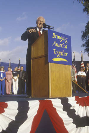 Dick Cheney at a Bush/Cheney campaign rally in Costa Mesa, CA, 2000のeditorial素材