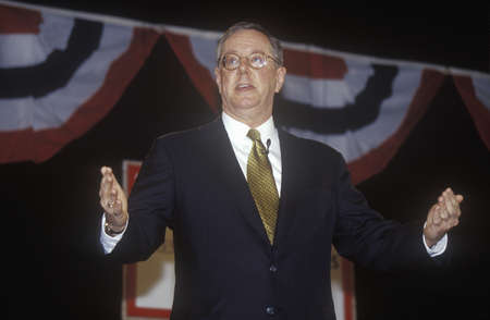 Steve Forbes addressing the New Hampshire Presidential Candidates Youth Forum, January 2000のeditorial素材