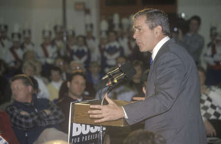 Texas Governor George W. Bush campaigns for the 2000 Republican presidential nomination in Londonderry, New Hampshire, before the state primaryのeditorial素材
