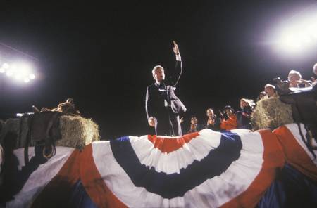 Governor Bill Clinton addresses a crowd at a Texas campaign rally in 1992 on his final day of campaigning in Ft. Worth, Texasのeditorial素材