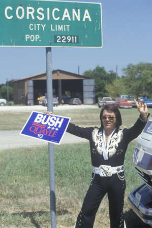 Elvis look alike holds a Bush/Quayle sign during the Clinton/Gore 1992 Buscapade campaign tour in Corsicana, Texas のeditorial素材