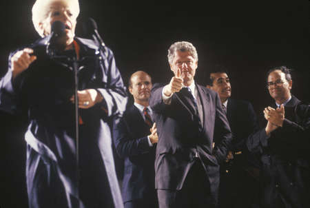 Governor Bill Clinton and Governor Ann Richards at a Texas campaign rally in 1992 on his final day of campaigning in Ft. Worth, Texasのeditorial素材