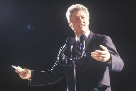 Governor Bill Clinton addresses a crowd at a Texas campaign rally in 1992 on his final day of campaigning in Ft. Worth, Texasのeditorial素材