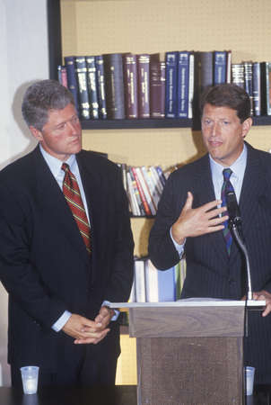 Governor Bill Clinton and Senator Al Gore hold a press conference on the buscapade campaign tour of 1992 in Waco, Texasのeditorial素材