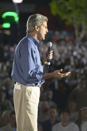 Senator John Kerry speaking from stage at Heritage Square, Flagstaff, AZのeditorial素材