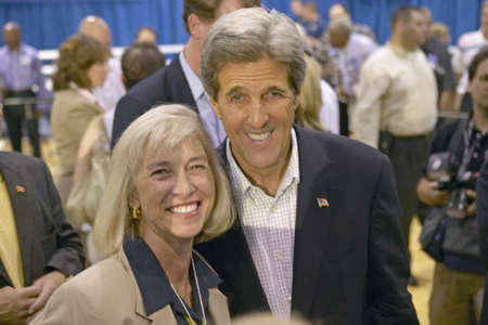 Senator John Kerry posing with attendee at the Valley View Rec Center, Henderson, NVのeditorial素材