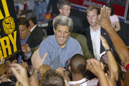 Senator John Kerry shakes hands with supporters at the Thomas Mack Center at UNLV, Las Vegas, NVのeditorial素材