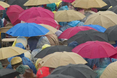 Guests hold umbrellas in the rain as they attend the official opening ceremony of the Clinton Presidential Library November 18, 2004 in Little Rock, AKのeditorial素材