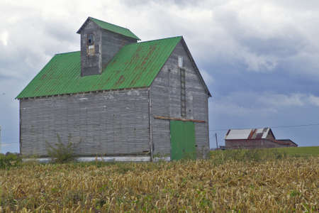 Old barn on a rural southern Ohio farmのeditorial素材