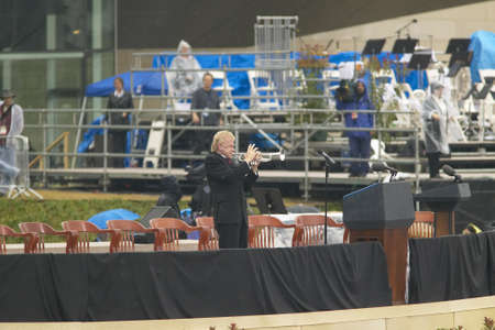 A solo trumpeter performs on stage during the official opening ceremony of the Clinton Presidential Library November 18, 2004 in Little Rock, AKのeditorial素材