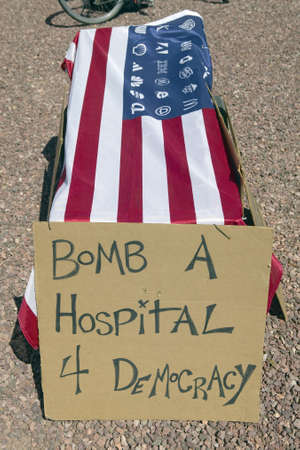 An American flag draped over a mock coffin in Tucson Arizona protesting President George W. Bush's Iraq policiesのeditorial素材
