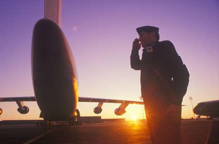 Soldier Saluting by Cargo Plane, Dover Airforce Base, Dover, Delawareのeditorial素材