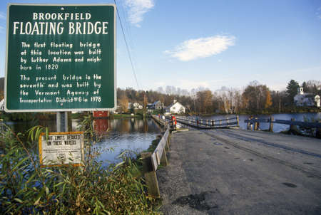 Sign with Brookfield Floating Bridge over Sunset Lake, Brookfield, VTのeditorial素材