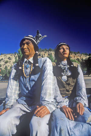 Statue of Native American couple in native garb, East Zion, UTのeditorial素材